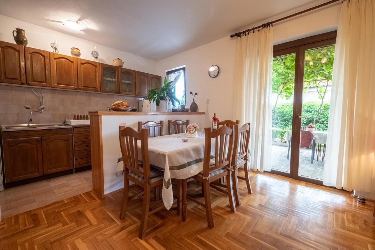 Cozy Apartment Near The Sea Novi Vinodolski Exterior foto